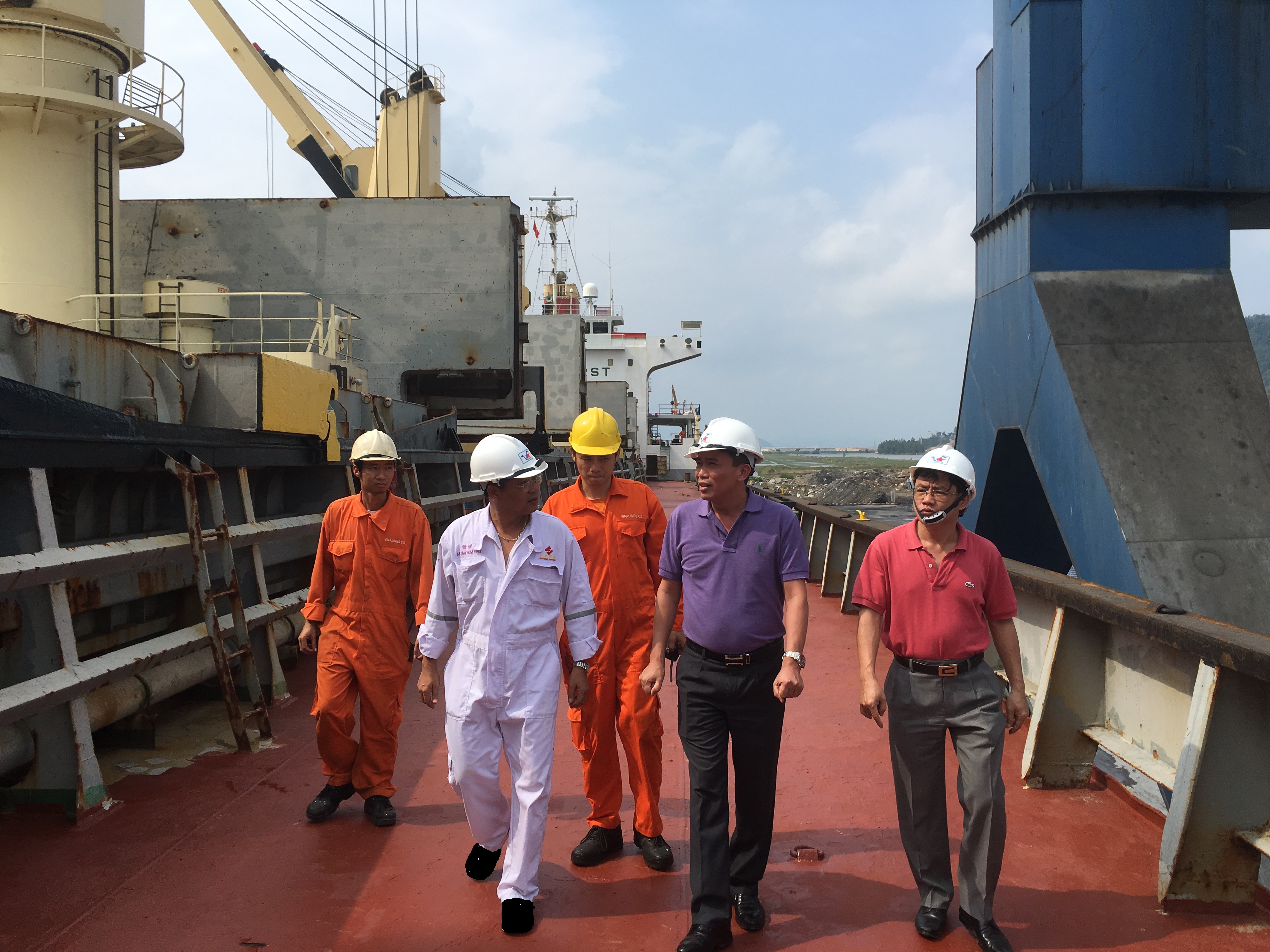 Lãnh đạo Công ty VTB Vinalines cùng đoàn công tác xuống thăm và kiểm tra tàu Vinalines Unity tại Nghi Sơn, Thanh Hóa.